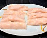 Foto del paso 4 de la receta: Canutillos de pechuga de pavo con langostinos y piña