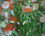 Foto langkah ke 3 dari resep Tumis Udang Sayuran.