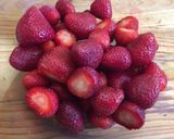 Foto del paso 1 de la receta: Fresas love bañados en chocolate 🍫💕🍓
