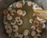 Foto del paso 1 de la receta: Sopa de merluza, gambitas y almejas