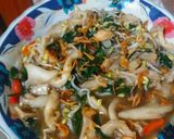 Foto langkah ke 6 dari resep Tumis kangkung jamur dan tauge.