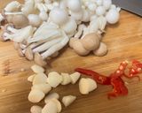 雙菇炒小黃瓜的食譜步驟1照片