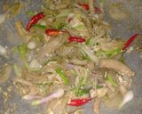 รูปขั้นตอนการทำที่ 4 ของ ผัดเห็ดนางฟ้าน้ำมันหอยใส่ไข่