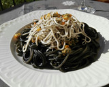 Foto del paso 7 de la receta: Spaghettis negros con gulas y berberechos
