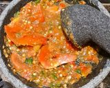 Foto langkah ke 2 dari resep SAMBAL TERASI MENTAH LALAP TOMAT😋.