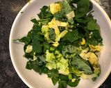 Une image de l'étape 1 de Salade de Khale - epinard, avocat.