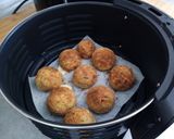 Foto del passaggio 8 della ricetta Polpette di zucchine e ricotta con cuore filante