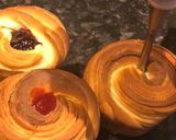 Pas rețetă Cruffins cu dulceață de afine, căpșuni, frișcă, nucă cu scorțișoară și fulgi de ciocolată😍😋 2 fotografie