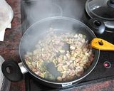 Foto del paso 5 de la receta: Cochino frito con papas y champiñones