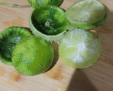 A picture of step 2 of Agua de pepino y limón (cucumber & lime water).