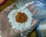 Foto langkah ke 2 dari resep Bola-Bola Nasi Isi Abon.