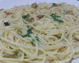 A picture of step 7 of Spaghetti with Garlic, Oil, and Chili Pepper (Spaghetti aglio, olio e peperoncino).
