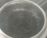 Foto del paso 6 de la receta: Espagueti al nero di sepia con gulas y gambas