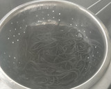 Foto del paso 6 de la receta: Espagueti al nero di sepia con gulas y gambas