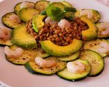 Foto del paso 5 de la receta: Lentejas con carpaccio de calabacín gambitas y aguacate