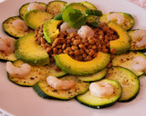 Foto del paso 5 de la receta: Lentejas con carpaccio de calabacín gambitas y aguacate