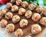 Húsgombóc, petrezselyemzölddel és újhagymával recept fázis 3 fotója