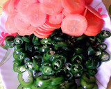Foto del paso 3 de la receta: Cebollas moradas encurtidas con guindillas y zanahorias