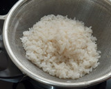 Foto del paso 3 de la receta: Conejo encebollado con arroz blanco al ajillo
