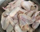 รูปขั้นตอนการทำที่ 1 ของ ปีกไก่เต็มต้มน้ำปลา