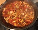Une image de l'étape 9 de Moules aux tomates, champignons et persil.