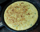 Foto del paso 8 de la receta: Tortilla de papas con cebolla sofrita y perejil picado y ensalada