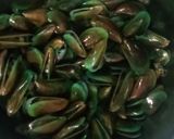 Foto langkah ke 2 dari resep Kerang Hijau Bumbu Kuning (170).