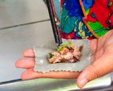 Hình bước làm 8 của món Kí ức tuổi thơ : Hoành thánh mè đen và nồi nước dùng của mẹ