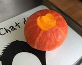 Une image de l'étape 1 de Potimarron d Halloween farcis poireaux et parmesan.