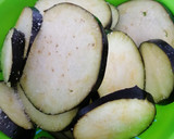 Foto del paso 1 de la receta: Pizza de berenjena, setas y queso