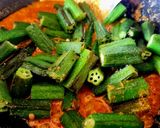 A picture of step 4 of Dahi Bhindi Masala.