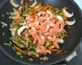 Une image de l'étape 2 de Chow mein crevettes.