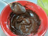 Ganache de chocolate negro y blanco para mojar fresas