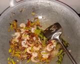 Foto langkah ke 5 dari resep Oseng so'un with bakso dan udang.