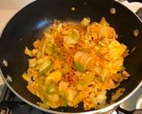 A picture of step 3 of Pan fry instant noodles with vegetables.