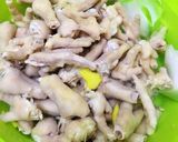 Hình bước làm 1 của món Gỏi Chân Gà Trộn Rau Tiến Vua