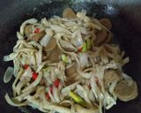 Foto langkah ke 3 dari resep Tumis jamur tiram bakso.