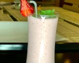 A picture of step 4 of Tri Colour Strawberry Shake.