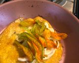 Foto del paso 2 de la receta: Omelette Oaxaqueño (flor de calabaza, quesillo y chapulines)