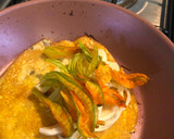 Foto del paso 2 de la receta: Omelette Oaxaqueño (flor de calabaza, quesillo y chapulines)