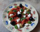 Une image de l'étape 4 de Salade estivale tomate, fromage, capres, olives, basilic et huile d'olive 🌱.