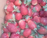 A picture of step 1 of Strawberry, mango &yoghurt fruit salad.