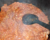 Foto del paso 5 de la receta: Ojitos 👀 con chicharrón en salsa roja