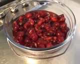 Une image de l'étape 4 de Compote de cerises et pêches jaunes aux pistaches.