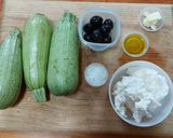Foto del paso 1 de la receta: Calabacitas rellenas de requesón con aceitunas