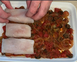 Foto del paso 3 de la receta: Merluza al horno con tomate y anchoas