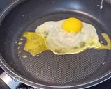 Foto langkah ke 3 dari resep Simple Egg Toast.