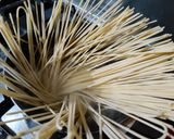 Foto del passaggio 6 della ricetta Spaghetti vongole e bottarga