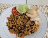 Foto langkah ke 4 dari resep Kwetiau Campur Mi Telur Goreng.