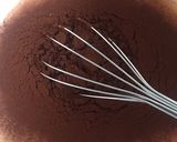 Foto del paso 2 de la receta Bizcocho de chocolate y rehogado con salsa de chocolate
